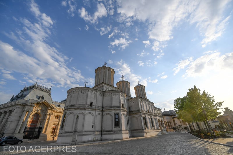 Cotidianul Patriarhiei Române face lumină, publicând un articol care atacă inițiativa lui Papahagi și Baconschi de a schimba data Paștilor