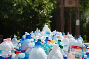 Țara în care taxele școlare se plătesc cu sticle de plastic
