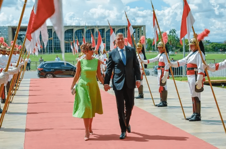 Ion Cristoiu: ”Televiziunile au împărtășit viziunea lui Klaus Iohannis: Veselia umple ţara C-a venit Întâi de Mai!” – 60m.ro