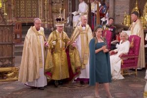 Cine este femeia care a ținut mai bine de o oră gigantica sabie la ceremonia de încoronare a Regelui Charles al III-lea
