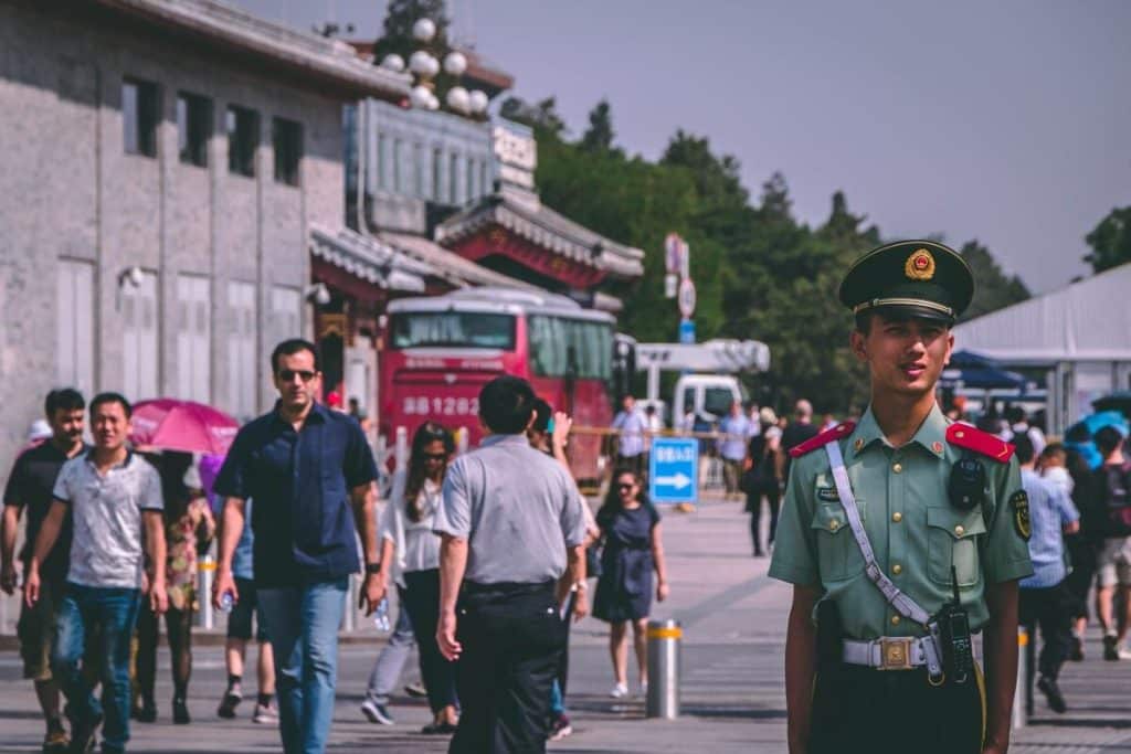 China a arestat un bărbat care s-ar fi folosit de ChatGPT pentru a fabrica știri false