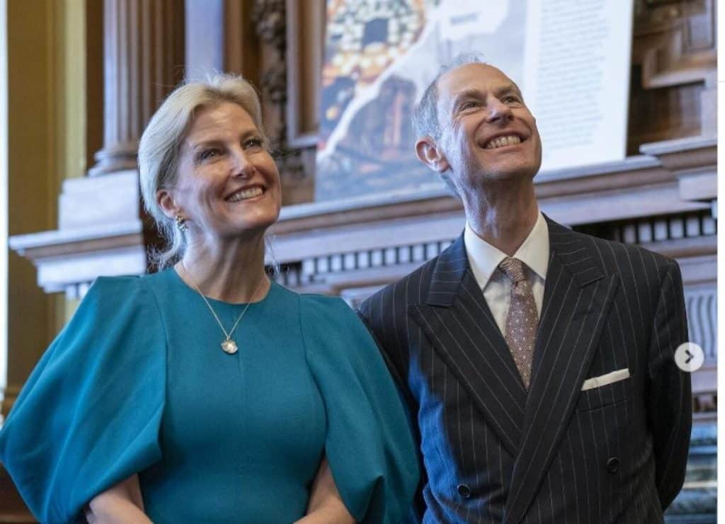 Ducesa de Edinburg ”se roagă” pentru femeia accidentată de o motocicletă din coloana sa oficială