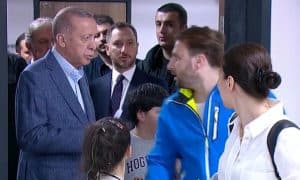 Un turc s-a speriat când a văzut că Erdoğan așteaptă în spatele lui pentru a vota / video viral