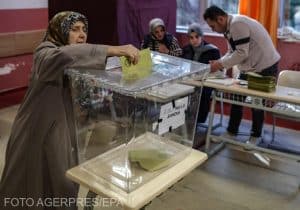 Secţiile de vot s-au deschis pentru alegerile prezidenţiale şi parlamentare din Turcia
