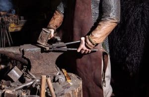 Ucraina. Femeile iau locul bărbaţilor înrolaţi şi muncesc în mine şi fierării