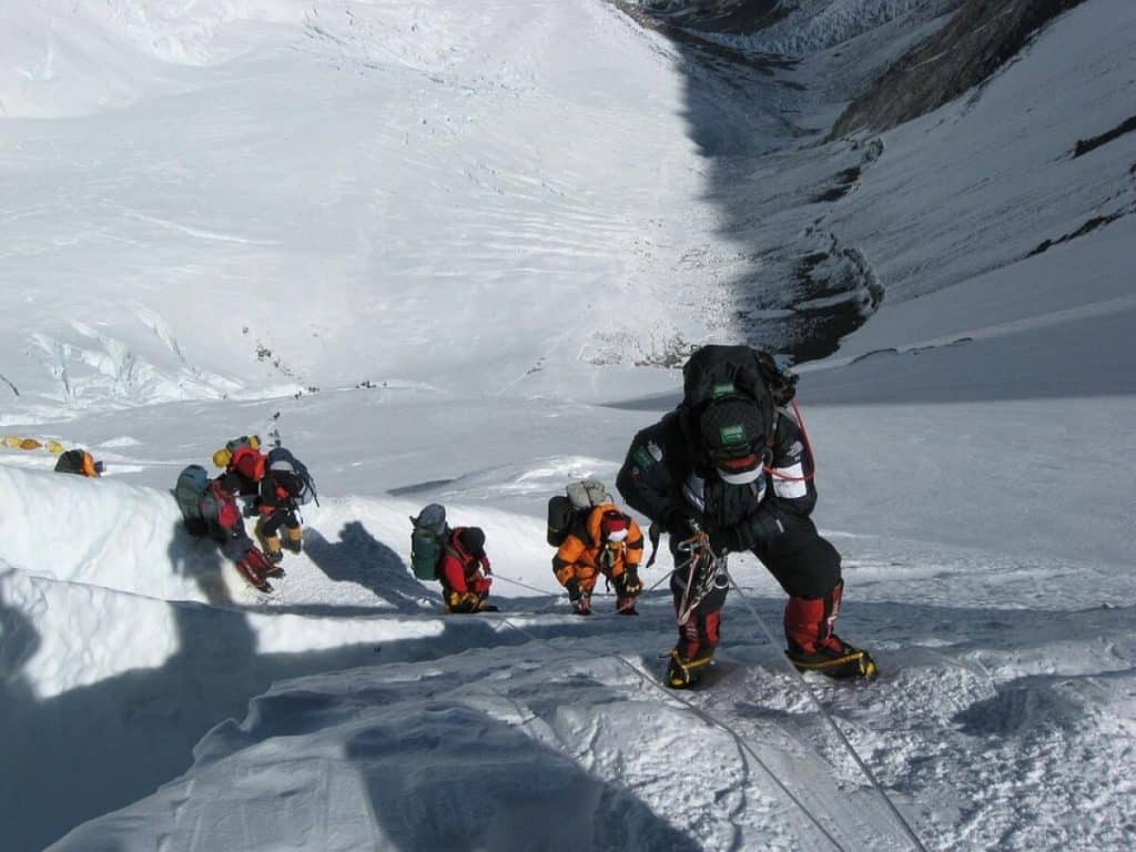 Everestul „are mai puțină zăpadă”. Mărturiile alpinistului care a cucerit vârful de 17 ori