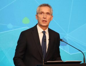 NATO declară că antrenarea piloţilor ucraineni pentru operarea avioanelor F-16 nu o face parte la conflict