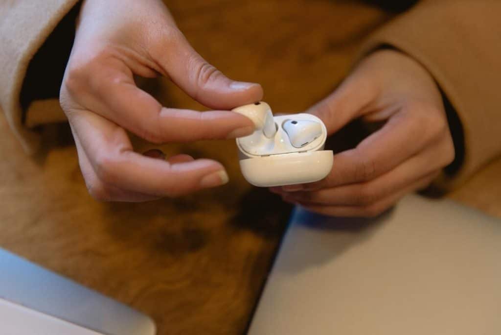 Cum a descoperit o tânără că iubitul ei este infidel cu ajutorul căștilor AirPods / Video