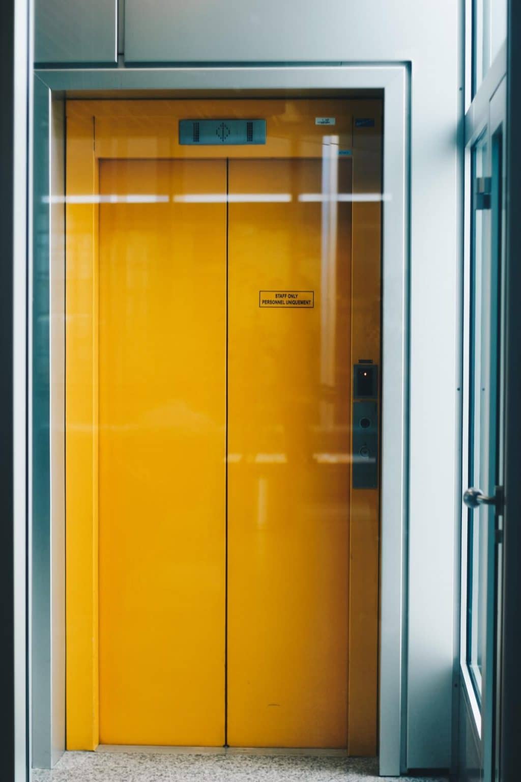 Stai în Spania? Poți primi 90.000 euro dacă instalezi lift