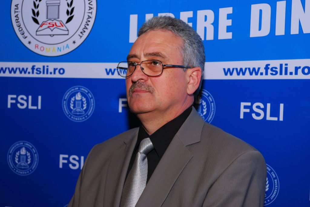 Simon Hăncescu: În mintea unora, profesorii ar trebui să protesteze în august, când e vacanță. Uite, protestăm acum, că a ajuns cuţitul la os şi chiar ne-au luat de proşti – 60m.ro