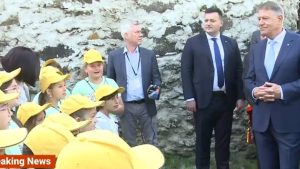 Iohannis, pe urmele lui Ceaușescu: Un grup de copii îmbrăcați în culorile PNL îi cântă „O lume minunată” – 60m.ro