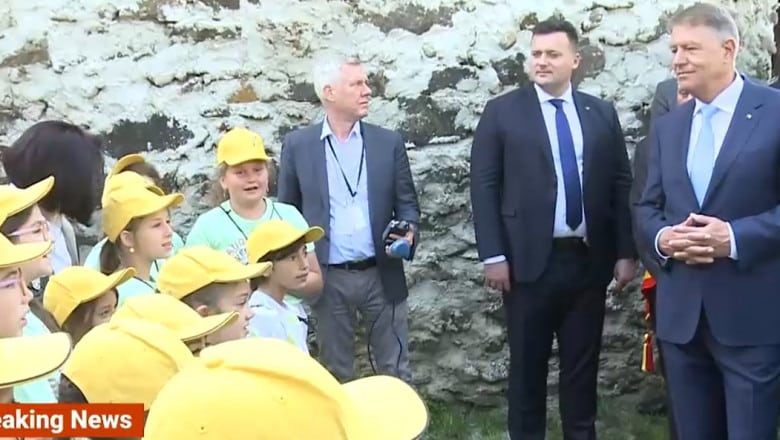 Iohannis, pe urmele lui Ceaușescu: Un grup de copii îmbrăcați în culorile PNL îi cântă „O lume minunată” – 60m.ro
