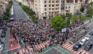 Profesorii au blocat traficul în fața Prefecturii Cluj și l-au huiduit pe premierului Ciucă – 60m.ro