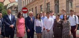 Klaus Iohannis, pus pe glume, în timp ce mii de profesori sunt în stradă: Vedeți? Până și greva are avantajele ei – 60m.ro