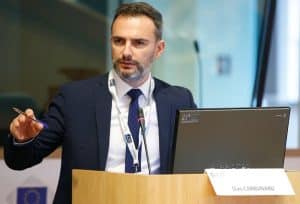 Cărbunaru, pudelul lui Ciucă, întrebat de ce Guvernul vine cu aceeaşi ofertă pentru profesori: „Aici nu suntem la piaţă şi ca atare nu operăm cu oferte. Nici măcar la mall” – 60m.ro