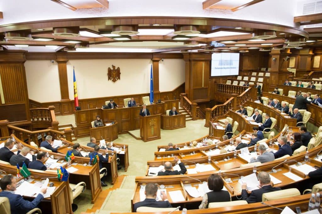 Replici dure în Parlamentul Republicii Moldova: Cât o să vă mai bateți joc de noi într-o limbă străină / De fiecare dată o să vă spun: Putin e criminal de război / video
