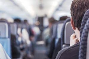 Bărbatul care a deschis uşa avionului în zbor simţea că se sufocă şi a vrut să iasă repede. „Am crezut că avionul va exploda… Părea că pasagerii de lângă uşă au leşinat”