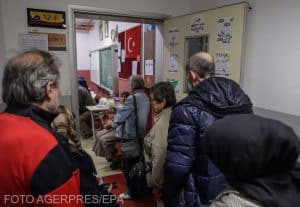 Alegeri Turcia. Femeie, adusă la vot cu patul de spital și masca de oxigen pe față
