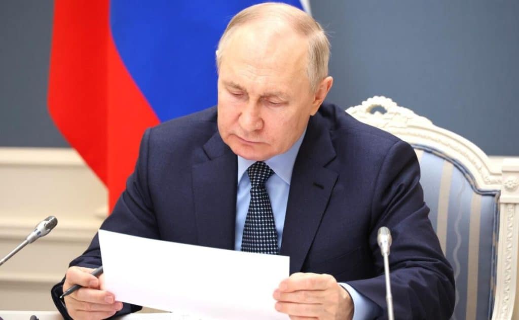 Vladimir Putin a semnat legea privind retragerea Rusiei din Tratatul cu privire la Forțele Armate Convenționale în Europa