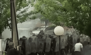 VIDEO: Situație incendiară în Kosovo! Ciocniri violente între sârbi și forțele NATO – 60m.ro