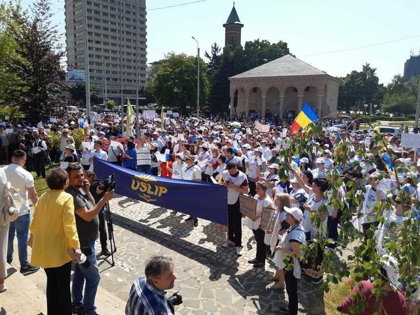 Iași: 2000 de profesori în stradă -”Hoţii, Hoţii”, ”Nu cedăm” şi ”Doar educaţia mai salvează naţia”. ”Liderii noştri de la Bucureşti să ceară majorarea salariilor cu 60 la sută” – 60m.ro
