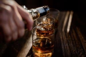 Ucrainenii beau din ce în ce mai mult. Cu cât a crescut consumul de alcool de la începutul războiului din Ucraina