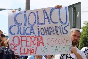 Profesorii bat cu pumnul în masă: 4.000 de lei pentru debutanți! Ciucă și Ciolacu le oferă 645 de lei net în plus la salariu – 60m.ro