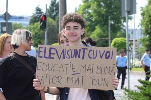 Elevii se pregătesc de examene, guvernarea Nicu și Marcel umilește profesorii: Asociaţiile de părinţi ar trebui să preseze zilnic Guvernul şi să întrebe cât mai au de gând să îşi bată joc de copii – 60m.ro