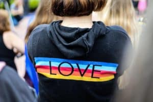 Două grupuri de părinți s-au ciocnit într-o manifestație Pride, de lângă o școală primară din Los Angeles