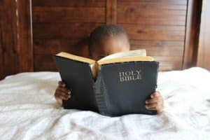 Școlile primare ale unui stat din SUA interzic Biblia, pentru „vulgaritate și violență”, cu ajutorul unei legi folosite de obicei împotriva comunității LGBTQIA+