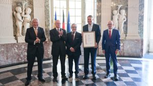 Iohannis e plecat în Germania: A mai primit o tichie de mărgăritar – 60m.ro
