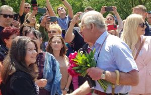 Regele Charles al III-lea a făcut o plimbare în natură, în apropiere de Valea Zălanului, şi a discutat cu turiştii aflaţi în zonă – 60m.ro