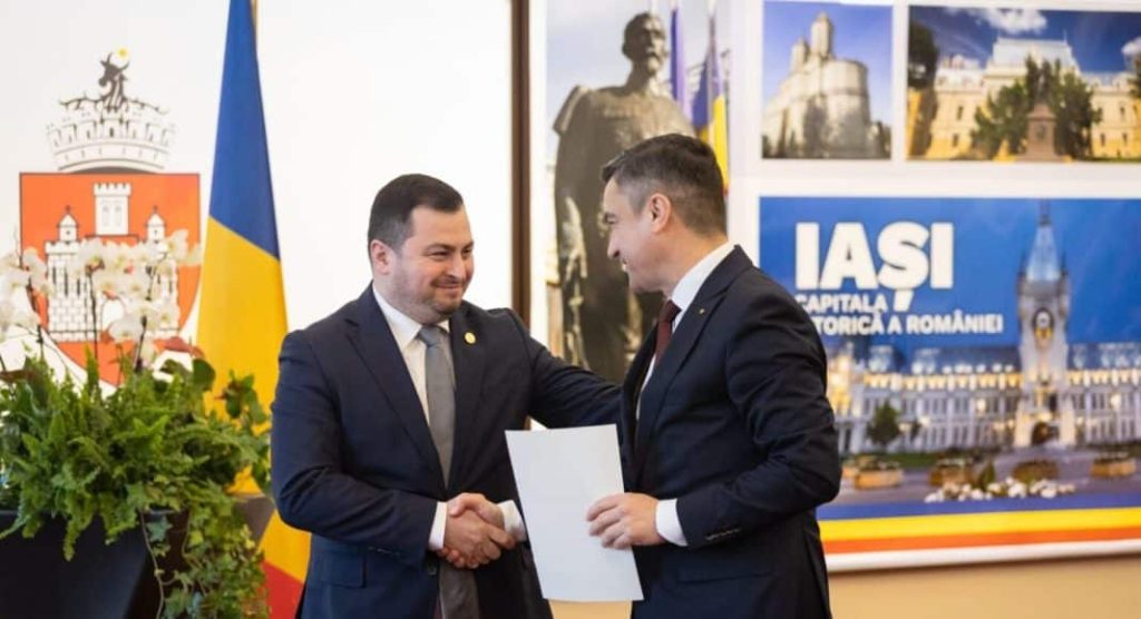 Un consilier local PNL din Primăria Iași dă lovitură după lovitură! Mica sa firmă de publicitate trăiește cu ajutorul colegilor de partid, șefi ai instituțiilor publice din județ – 60m.ro