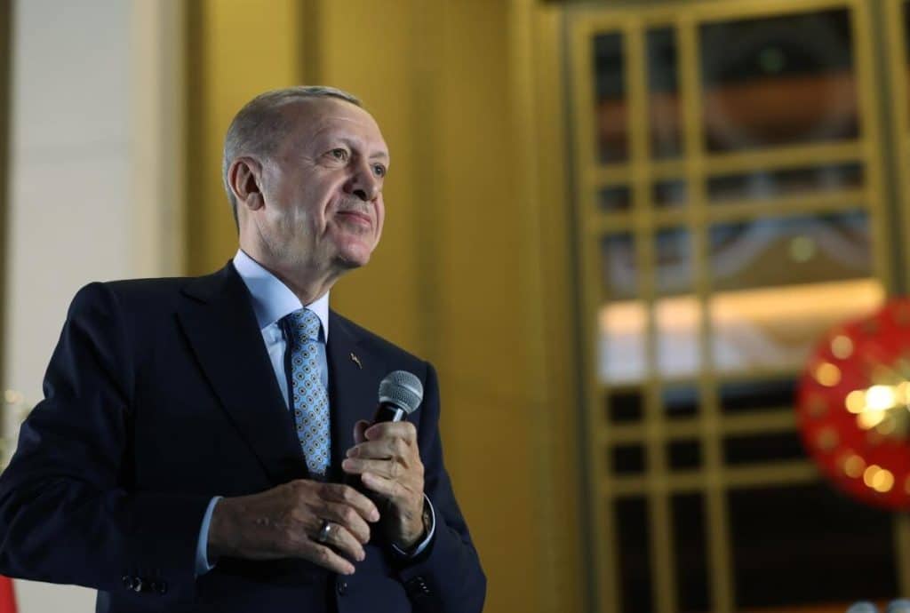 Un adolescent din Turcia, arestat după ce i-a desenat o mustaţă lui Erdogan, pe un afiş de campanie
