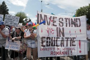VIDEO Palatul Cotroceni: Profesorii îi cer demisia președintelui Iohannis – 60m.ro