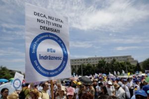 Zeci de mii de profesori protestează în Capitală: „Au ajuns profesorii la mâna corigenţilor!” – 60m.ro
