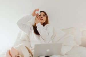 O femeie și-a lipit pleoapele după ce a încurcat picăturile pentru ochi cu sticla cu lipici. Ce a urmat / video