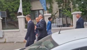 „Trădătorule! Ne bagi în război!”. Nicolae Ciucă, admonestat de către un bărbat în timp ce mergea, pe jos, alături de liderii PNL, spre sediul Guvernului – 60m.ro