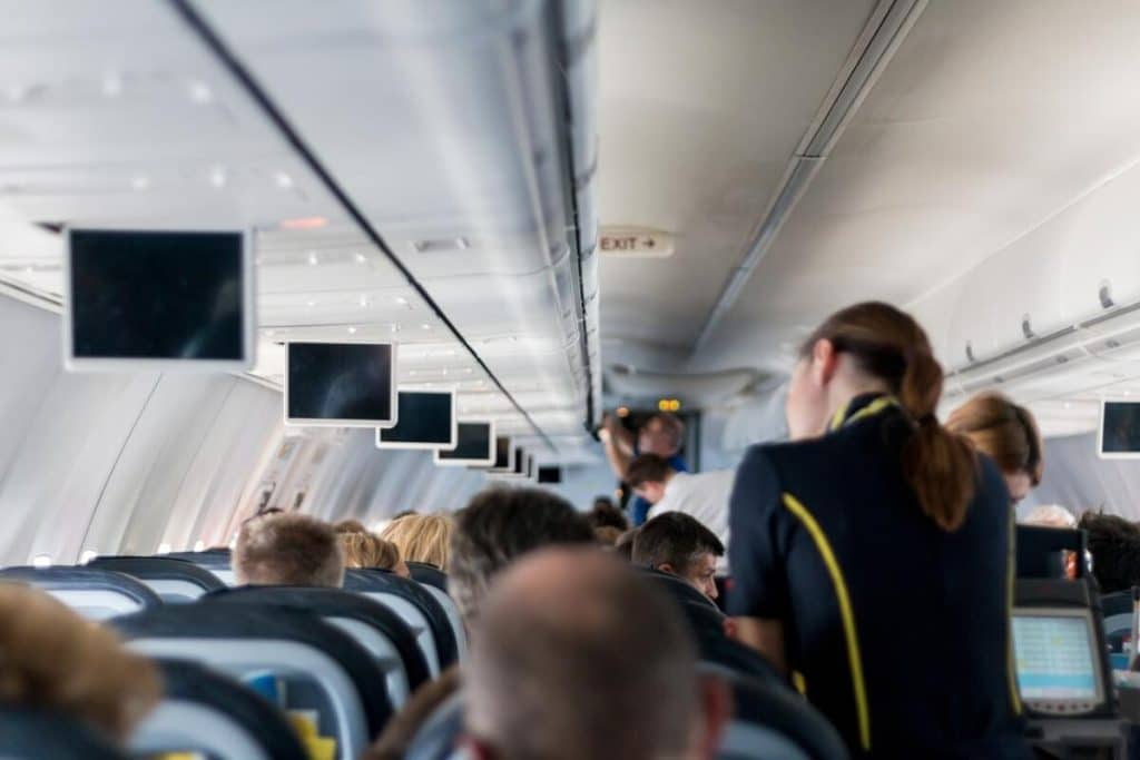 O stewardesă a lansat o amenințare cu bombă pentru a-l opri pe fostul iubit să plece cu amanta