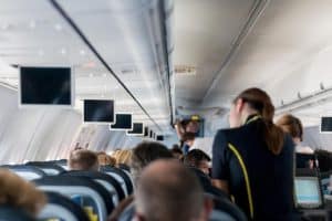 O stewardesă a lansat o amenințare cu bombă pentru a-l opri pe fostul iubit să plece cu amanta