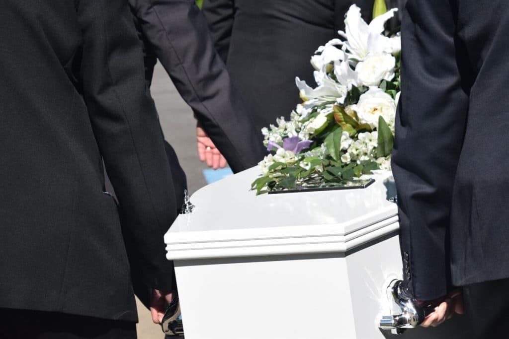 Un bărbat și-a înscenat moartea, apoi a venit la funeralii cu elicopterul. Lecția pe care a vrut să o dea familiei sale – Video