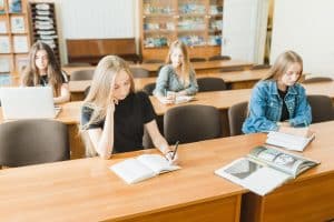 Tânără de 28 de ani arestată după ce s-a dat drept adolescentă pentru a se înscrie la liceu. Cum a fost prinsă