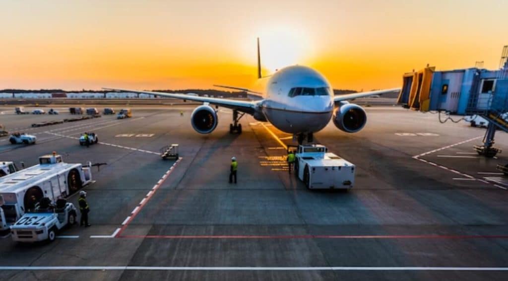 Incident pe aeroport. Bolturile de siguranță de la bara de tractare a unui remorcher au cedat în timp ce dirija un avion / video