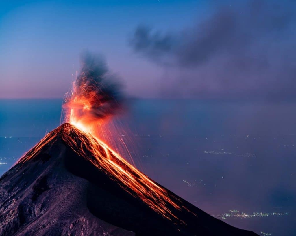 A erupt vulcanul Mayon din Filipine. Peste 20.000 de oameni au fost strămutați