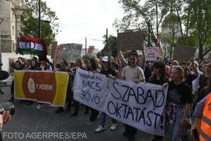 Mai multe ore de muncă, evaluări și an școlar prelungit pentru profesorii maghiari, după ce au protestat luni întregi