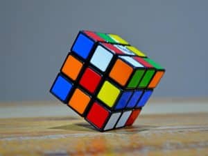 Record mondial la cubul Rubik. Un tânăr de 21 de ani a găsit rezolvarea în doar 3,13 secunde / video