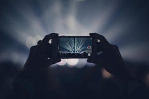 Momentul în care vedeta pop Bebe Rexha a fost lovită cu un telefon în cap în timpul concertului. A căzut în genunchi și a fost nevoită să întrerupă spectacolul  / video