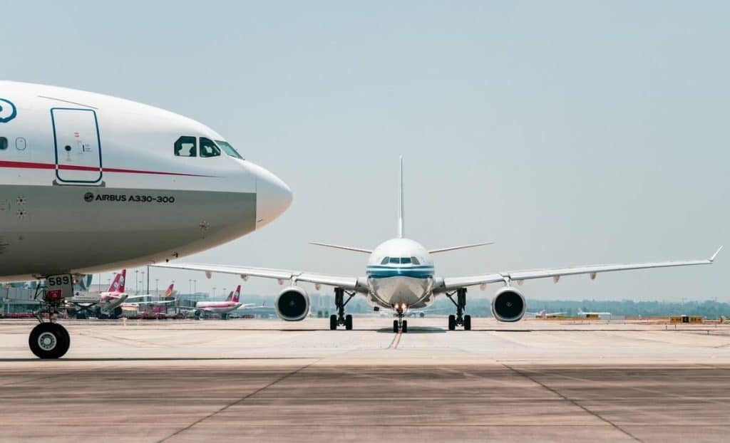 Panică pe aeroport. Două avioane s-au ciocnit chiar înainte de decolare – Video în articol