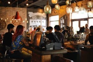Patronul unui restaurant a plătit un preot fals care i-a „spovedit” pe angajați pentru a afla dacă aceștia întârzie la serviciu