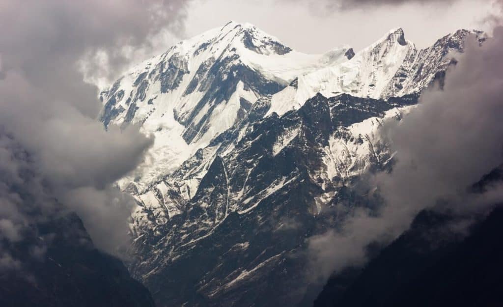 Două miliarde de oameni, în pericol. Munții Himalaya ar putea pierde până la 80% din gheață până în 2100, din cauza crizei climatice